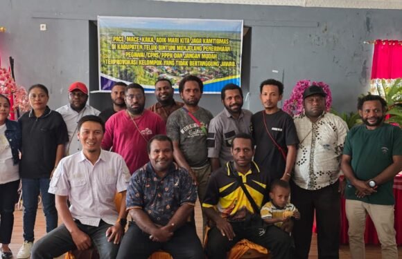 KELOMPOK HONORER FORMASI TELUK BINTUNI MENDUKUNG PROGRAM PEMERINTAH KABUPTEN BINTUNI TENTANG PEREKRUTAN PEGAWAI SERTA SENANTIASA MENJAGA KAMTIBMAS DI KABUPATEN TELUK BINTUNI