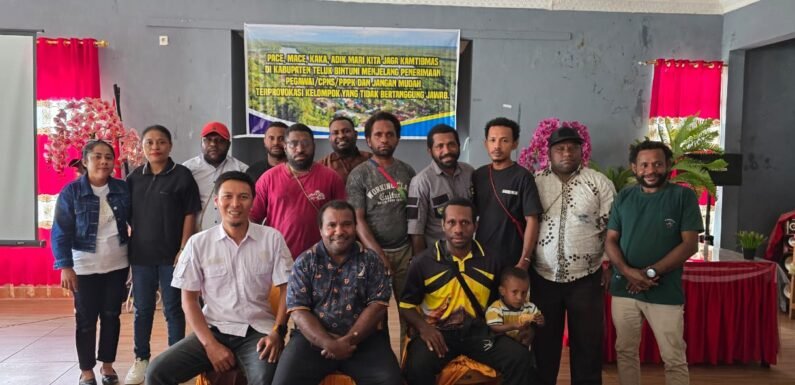 KELOMPOK HONORER FORMASI TELUK BINTUNI MENDUKUNG PROGRAM PEMERINTAH KABUPTEN BINTUNI TENTANG PEREKRUTAN PEGAWAI SERTA SENANTIASA MENJAGA KAMTIBMAS DI KABUPATEN TELUK BINTUNI
