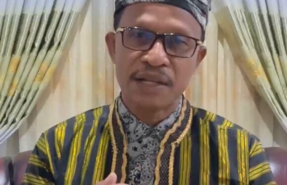 Ketua Kerukunan Keluarga Sulawesi Tenggara (KKST) Kabupaten Kaimana, mengucapkan Selamat Ulang Tahun ke-79 kepada Kepolisian Negara Republik Indonesia.