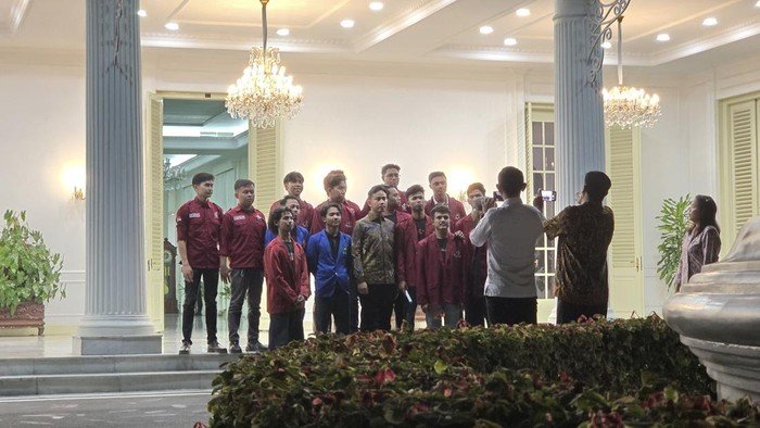 perwakilan-mahasiswa-dari-universitas-bung-karno-ubk-dan-universitas-mh-thamrin-yang-berdemo-di-patung-kuda-jakarta-pusat-mene-1781527611011_169